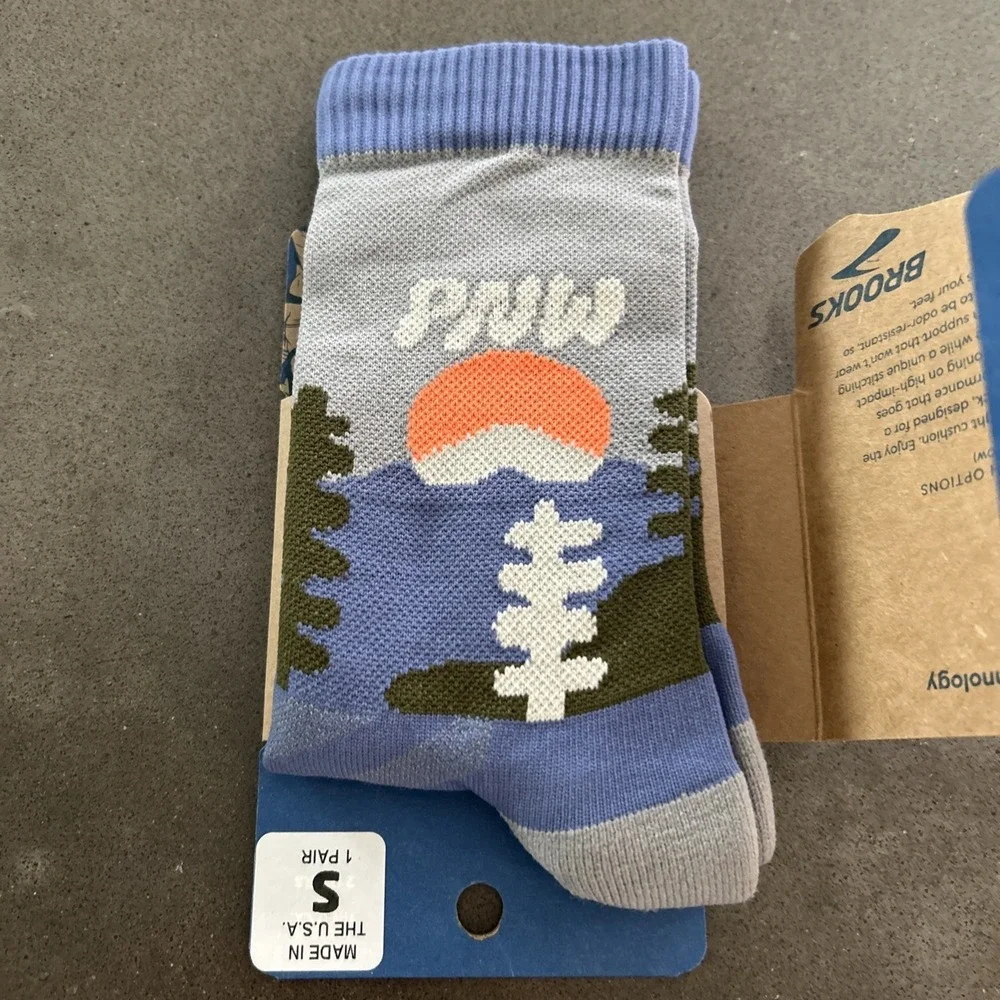 BRAND NEW Small (4-6.5 W) Brooks Ghost Lite Running Crew Socks PNW 24‎